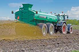 Manure bull run leaves US farmers queuing