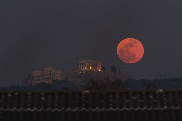 A Super Blood Wolf Moon Will Glow Red In The Sky This January